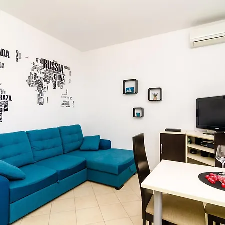 Eulalija- One-bedroom With Terrace And Sea View Apartamento