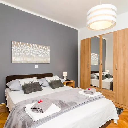 Eulalija- One-bedroom With Terrace And Sea View アパート