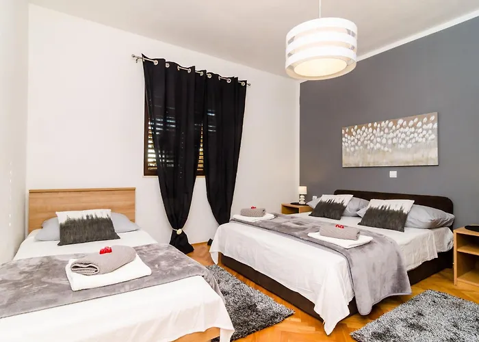 Eulalija- One-bedroom With Terrace And Sea View דירה