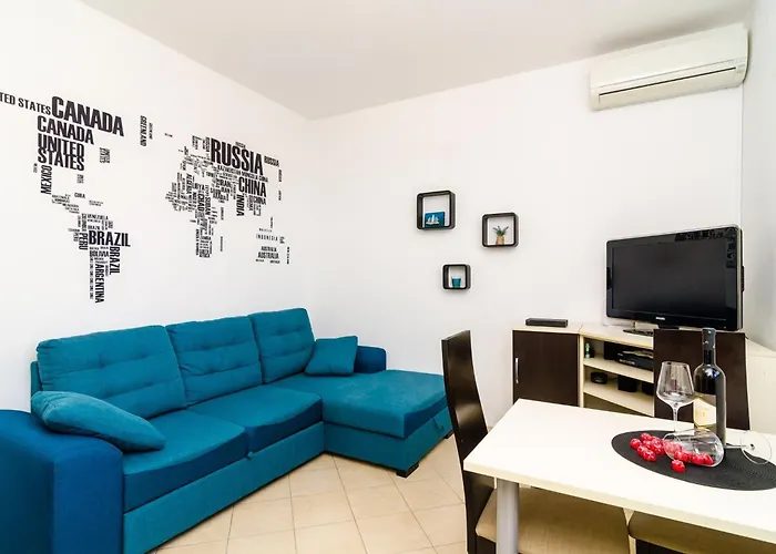 Eulalija- One-bedroom With Terrace And Sea View דירה